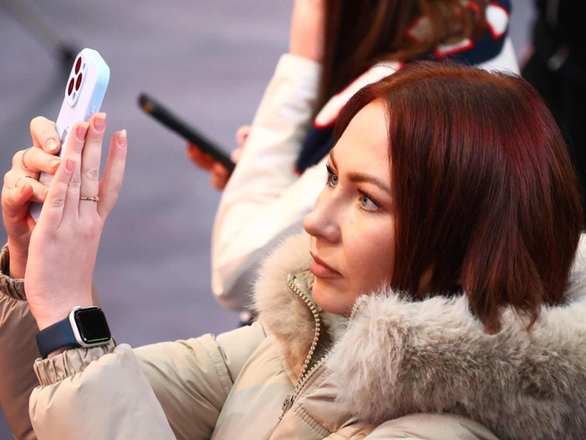 Эта зрительница могла бы давать мастер-класс по выразительному взгляду. | Источник: Владислав Лоншаков / E1.RU