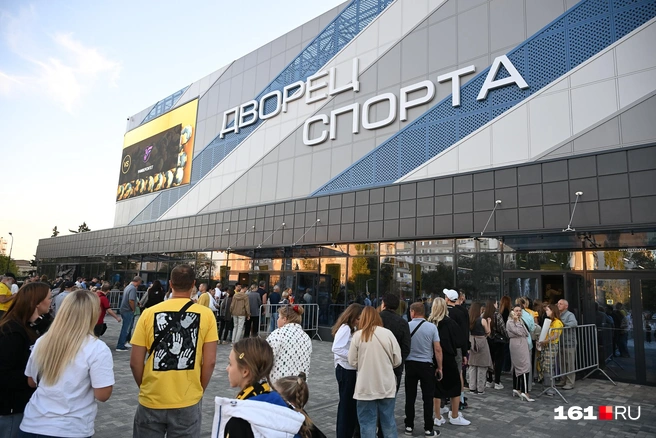 Большинство болельщиков пришло к началу матча в 19:00  | Источник: Анатолий Карбинов