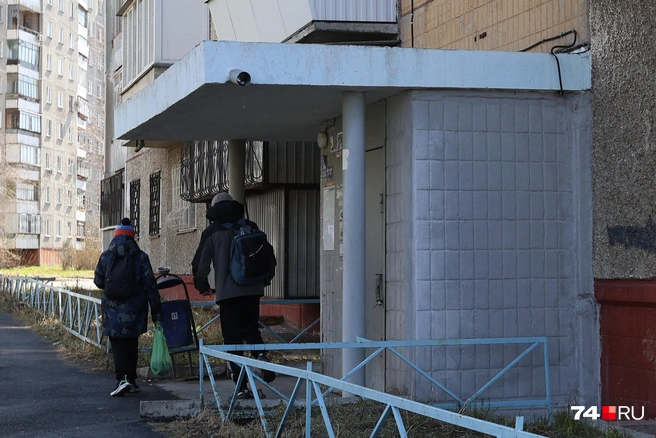 У подъезда периодически появляются школьники, обсуждают случившееся | Источник: Наталья Лапцевич