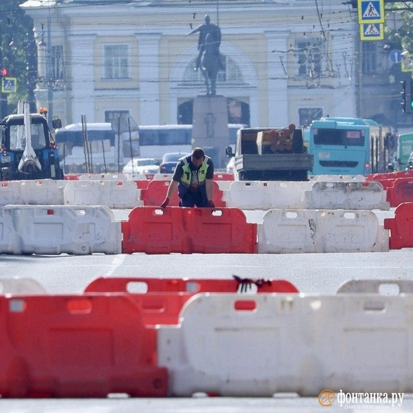 Рабочий устанавливает ограждения во время начала ремонта Невского проспекта | Источник: Сергей Михайличенко / FONTANKA.RU