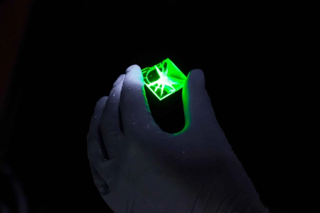 Люминесцентный нетканый материал, нанесенный на жесткую подложку | Источник: Дмитрий Ковшов / Саратовский государственный университет имени Чернышевского