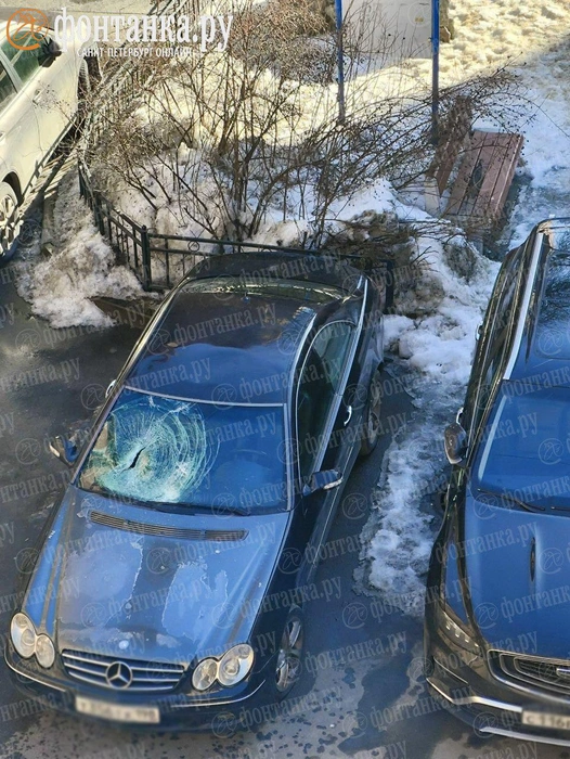 Сошедшая с крыши наледь обесточила двор и побила две машины на Васильевском острове | www.fontanka.ru