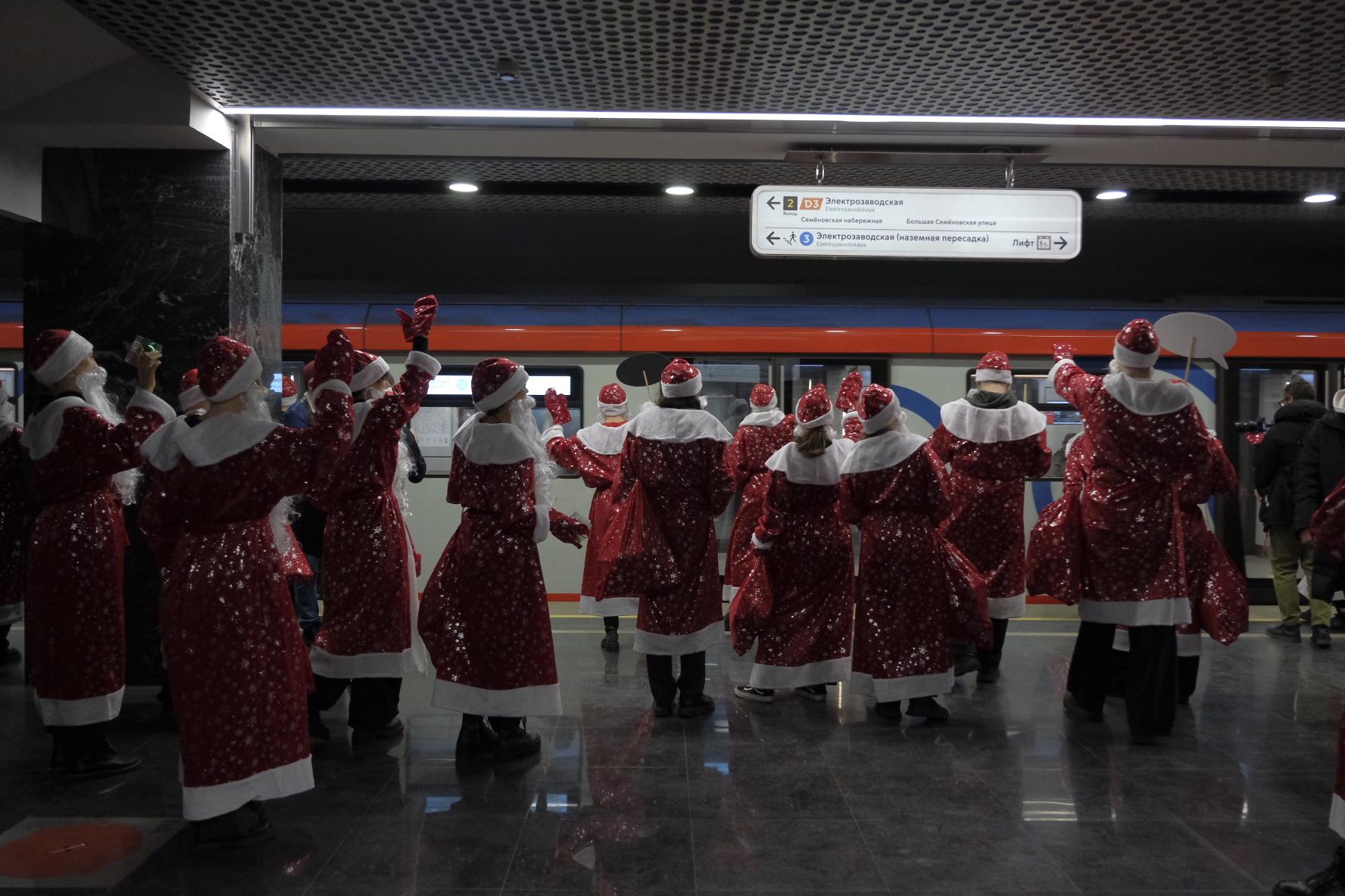 Как в московском метро произошел парад Дедов Морозов: Деды Морозы  проехались по БКЛ, по станциям московском метрополитена - 26 декабря 2023 -  МСК1.ру