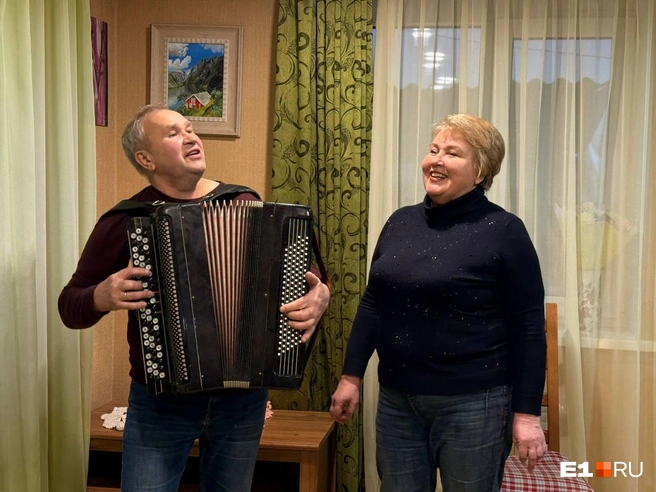 Владимир работает в Березовской коррекционной школе и обожает игру на баяне | Источник: Дарья Костомина / E1.RU