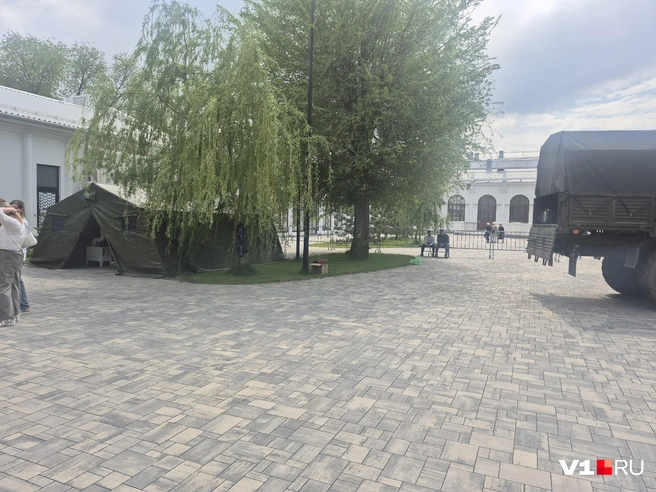 Еще пару часов назад здесь вовсю толпилась очередь за солдатской кашей | Источник: Ирина Яковлева / V1.RU