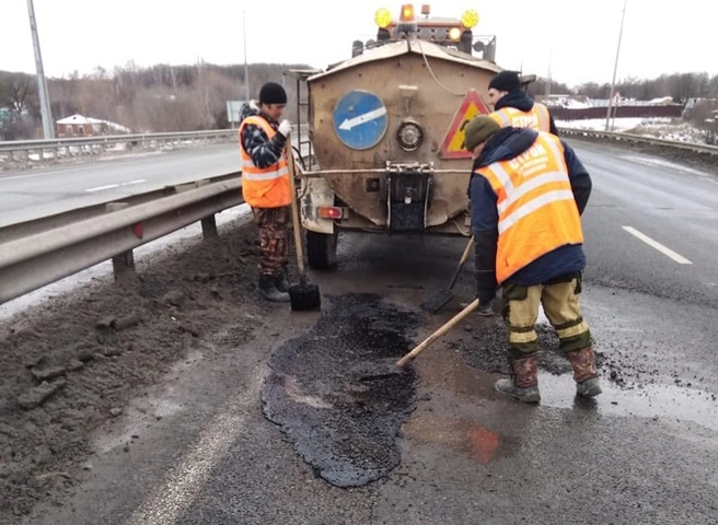Яму на трассе М5 под Рязанью, в которой пробили колеса 10 автомобилей, заделали | ya62.ru