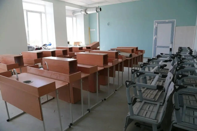 Родители учеников помогают расставлять мебель | Источник: пресс-служба администрации Омска