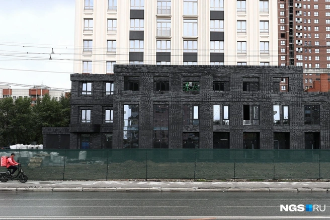 Раньше на этом месте находился двухэтажный торговый центр | Источник: Андрей Бортко / NGS.RU