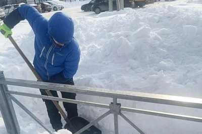 Алиментщик погасил долг после уборки снега по решению приставов