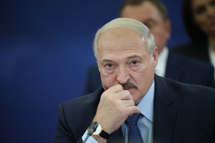 Кашляя и смахивая пот, президент Лукашенко пообещал стране «не держаться синими пальцами за свое кресло»