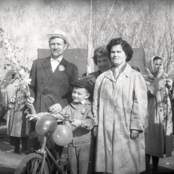На демонстрацию идем всей семьей, да еще и с собственным велосипедом! Фото 1950-х годов | Источник: froged55.livejournal.com