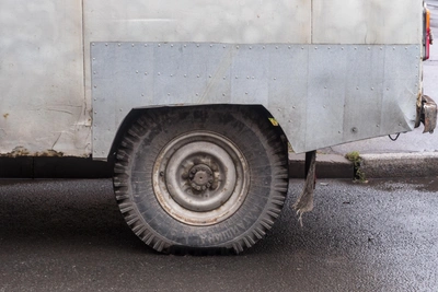 Рабочий пострадал от взрыва колеса в Забайкалье