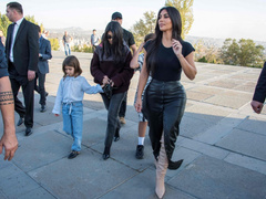 Ким Кардашьян в юбке с разрезом до бедра вместе с сестрой почтила память жертв геноцида армян