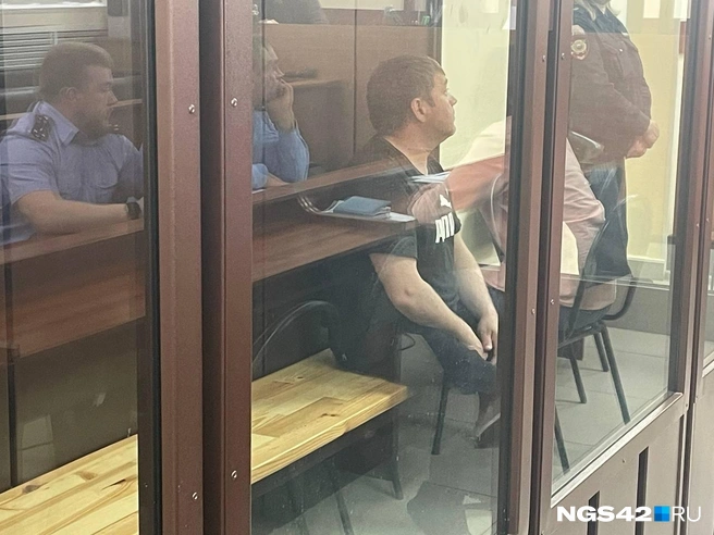 Мужчина всячески пытался отвернуться от камер на суде | Источник: Лера Городецкая / NGS42.RU