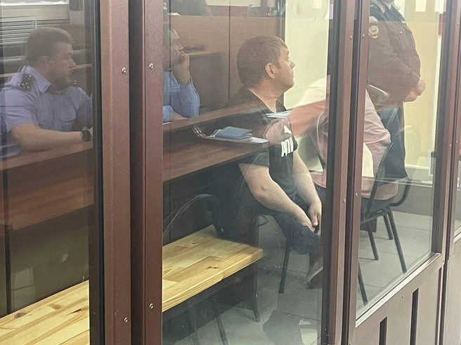 Мужчина всячески пытался отвернуться от камер в суде | Источник: Лера Городецкая / NGS42.RU