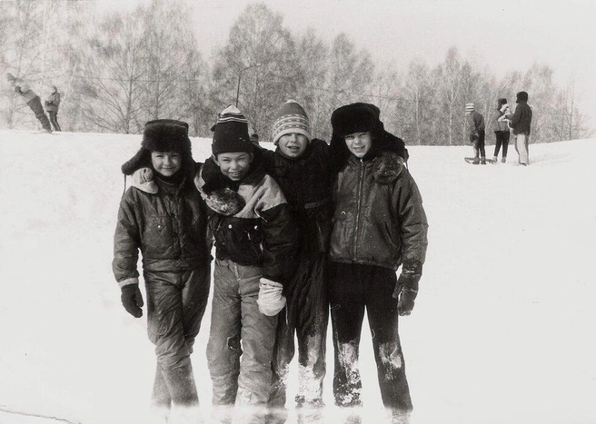 Маленькие спортсмены у лыжной базы Черемушки (1980–1991 гг.) | Источник: pastvu.com