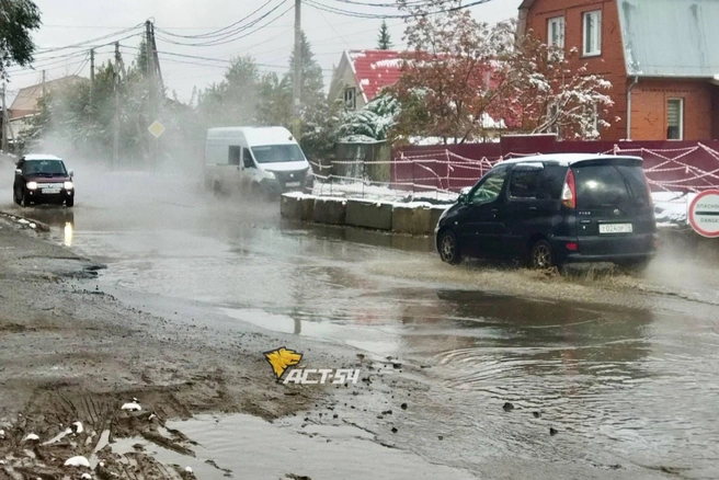 Автомобили буквально плывут по дороге | Источник: «АСТ-54 Black» / Telegram