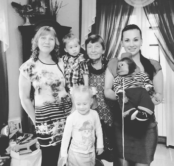 Компанию ей составили мама и бабушка