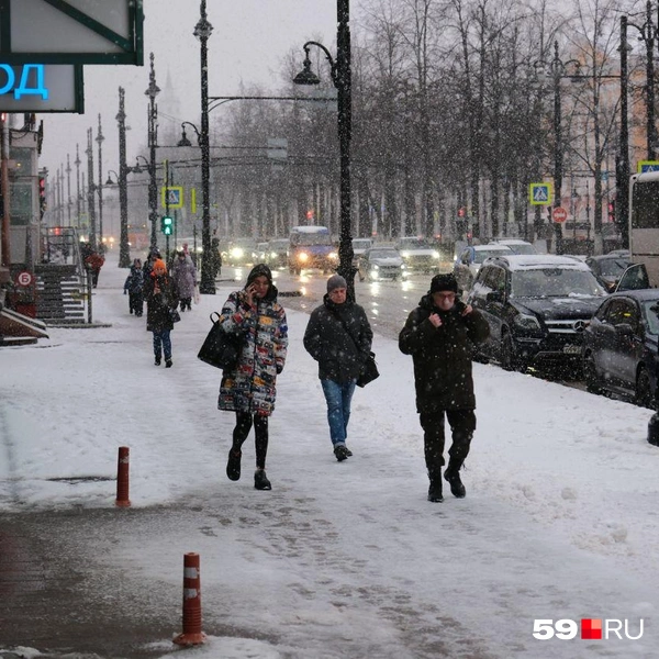 Пока тротуары засыпает снегом, пешеходы протаптывают тропинки | Источник: Тимофей Калмаков / 59.RU