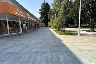 В Альметьевске завершают благоустройство больничного городка
