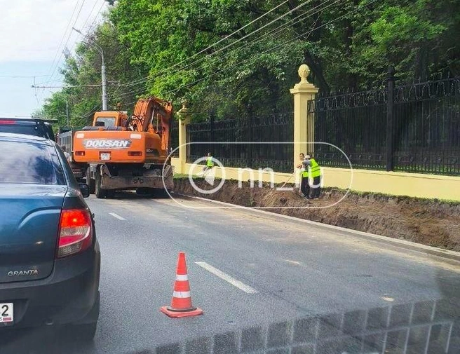 Новую парковку начали обустраивать у главного парка города | Источник: читатель NN.RU