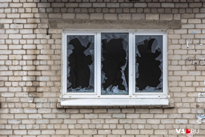 Такой стеклопакет уже явно не понадобится бывшим собственникам | Источник: Константин Завриков / V1.RU