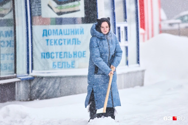За лопаты взялись все&nbsp;— и стар, и млад | Источник: Роман Данилкин / 63.RU