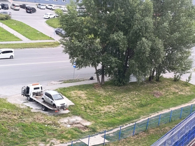 В середине августа автомобиль погрузили на эвакуатор уже с разбитыми стёклами и без колёс | Источник: читатель НГС