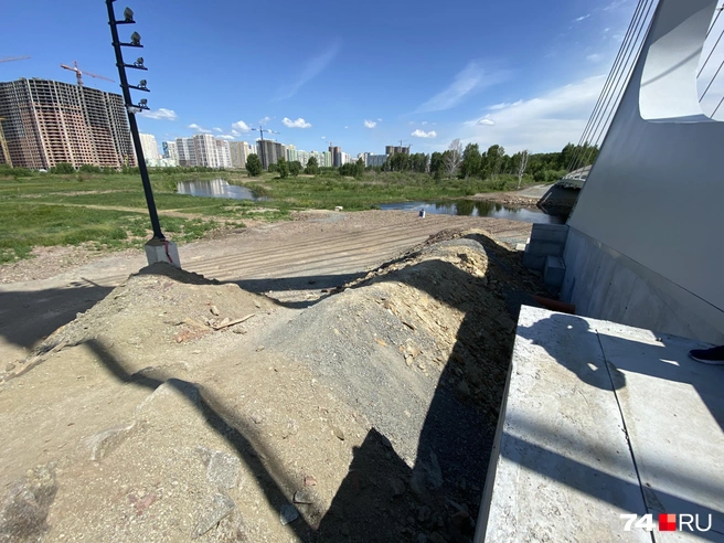 Но уже сейчас здесь ходят люди, чтобы посмотреть на новый вантовый мост | Источник: Виталий Гущинский