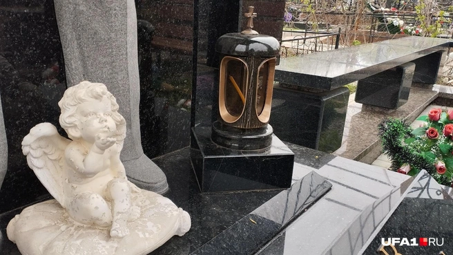 Ангелочки на памятниках, как правило, символизируют надежду на то, что покойного приняли на Небесах | Источник: Антон Селиверстов / UFA1.RU
