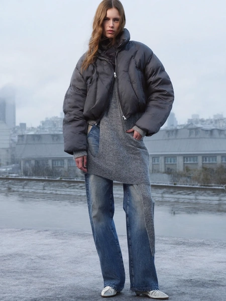 модные ошибки зима 2026, как одеваться зимой 2026, модные промахи 2026, что не носить зимой, как выглядеть стильно зимой, ошибки в образе зимой, мода 2026, базовый гардероб зима 2026, что портит образ зимой, советы по стилю зима 2026 | Источник: theDay/higgsfield