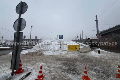 Сугроб перекрыл пандус у Ладожского вокзала