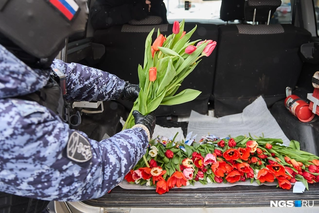 Курсанты рады слышать слова благодарности в ответ на поздравления. Это помогает отвлечься от рутины | Источник: Александр Ощепков / NGS.RU