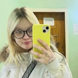 Забеременевшая первенцем в 13 Даша Суднишникова ждет второго ребенка: видео