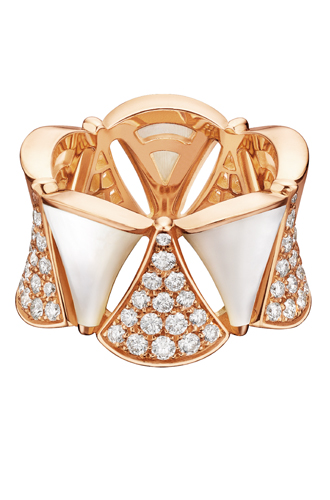 Кольцо из коллекции Serpenti: розовое золото, перламутровые вставки, бриллиантовое паве.