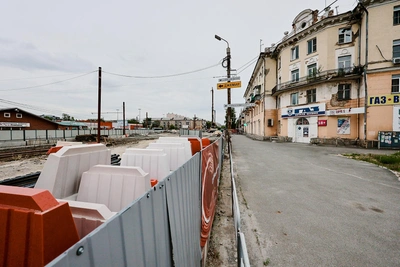 На Каслинской начали рыть котлован для метротрама
