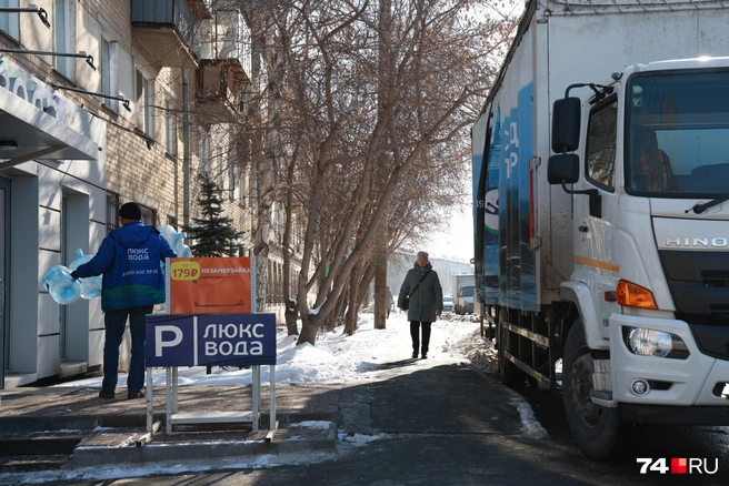 Мы приехали в момент разгрузки. Грузовик припарковали вдоль Каслинской — выезд из двора на дорогу стал опасным за счет ограниченной видимости | Источник: Михаил Шилкин