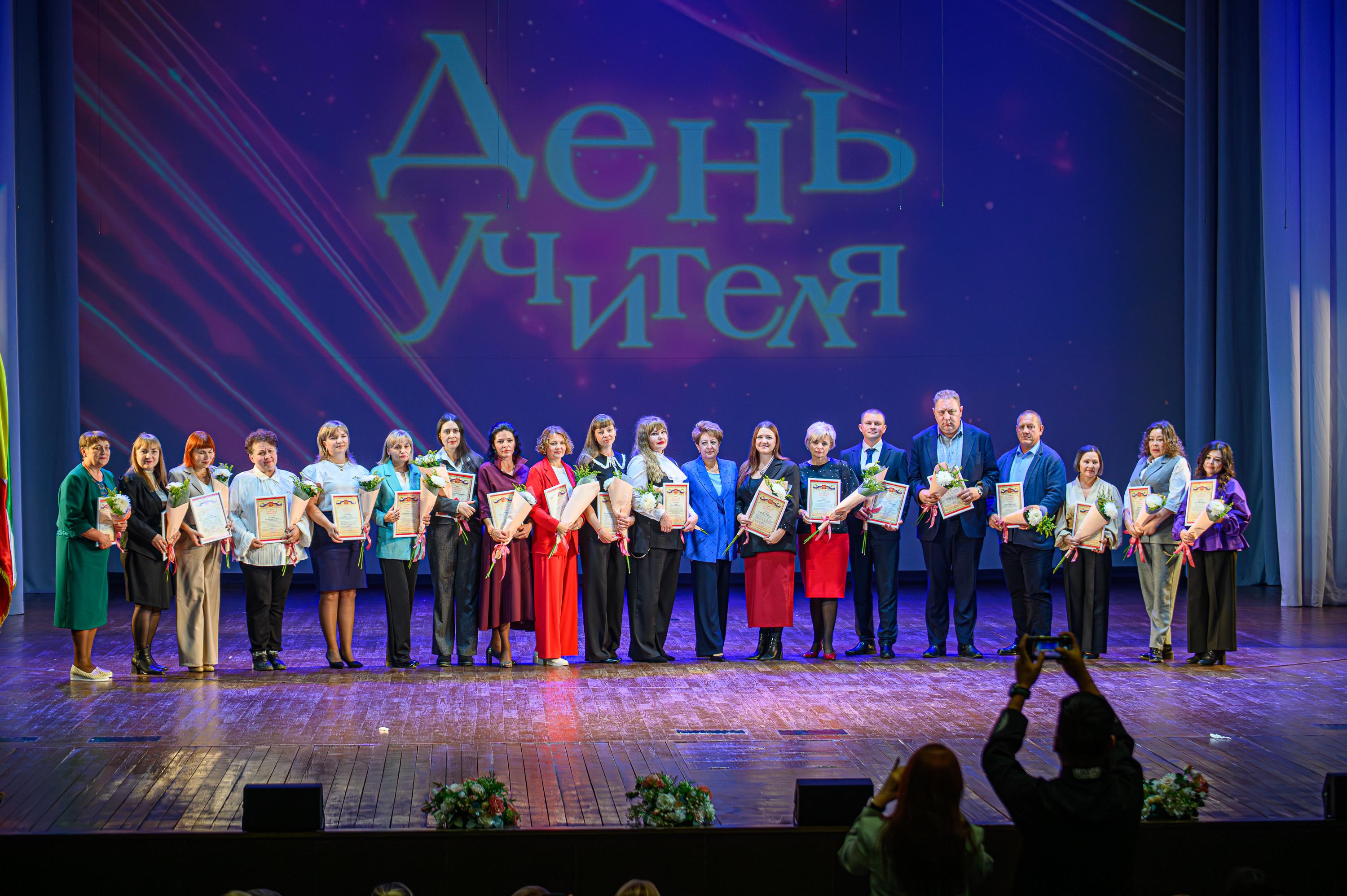 Лучших педагогов и учителей наградили в Чите. Праздничный фоторепортаж