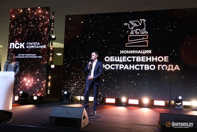 Коммерческий директор Группы Компаний «ПСК» Сергей Софронов вручает награду в номинации «Общественное пространство года»