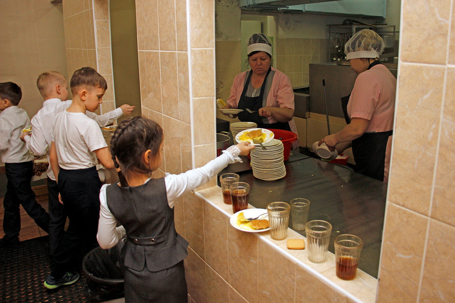 Ребенок овз питание в школе. Дети за обедом. Школьная еда в России ужасная. Делают детей. Дети с ОВЗ И школьное питание фото.