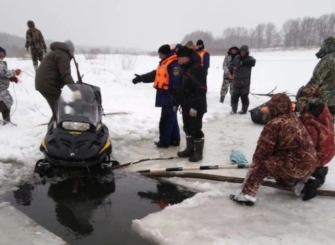 Двое рыбаков провалились под лед на границе Рязанской и Владимирской областей | ya62.ru