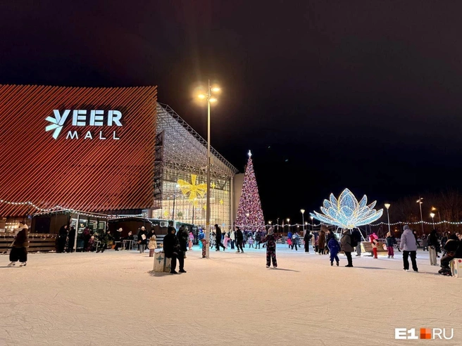 Каток возле VEER Mall уже открыт | Источник: Дарья Костомина / E1.RU