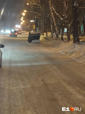 На этом снимке видно, что автомобиль загородил одну из полос | Источник: читатель E1.RU