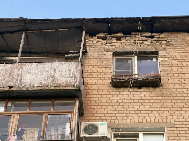 Фасад дома выглядит так, будто его снимают в фильме-катастрофе | Источник: читатели V1.RU