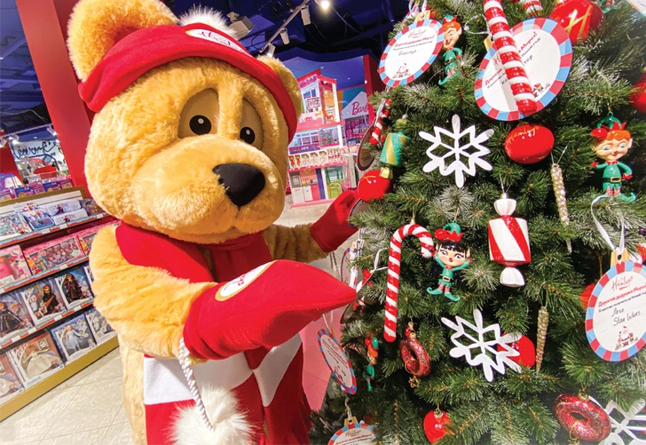 Наряжаем елку вместе с добрыми мишками Hamleys | woman.ru