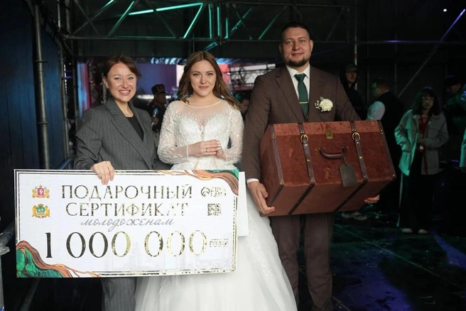 Антон и Екатерина и свадьбу сыграли, и миллион получили | Источник: Сима-ленд Live / Max