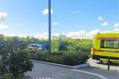 Под окнами тюменской многоэтажки обнаружили труп