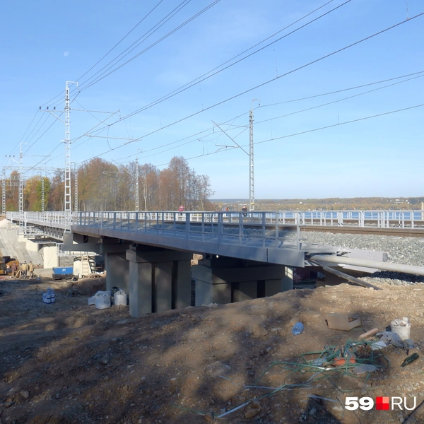 На месте старого железнодорожного путепровода уже построили и открыли для поездов новый | Источник: Кирилл Хафизов / 59.RU