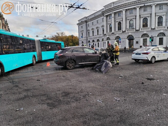Спасатели, обломки и толпы зевак. Что происходило на перекрестке Невского и Садовой после массового ДТП | Источник: Евгений Соркин / «Фонтанка.ру»