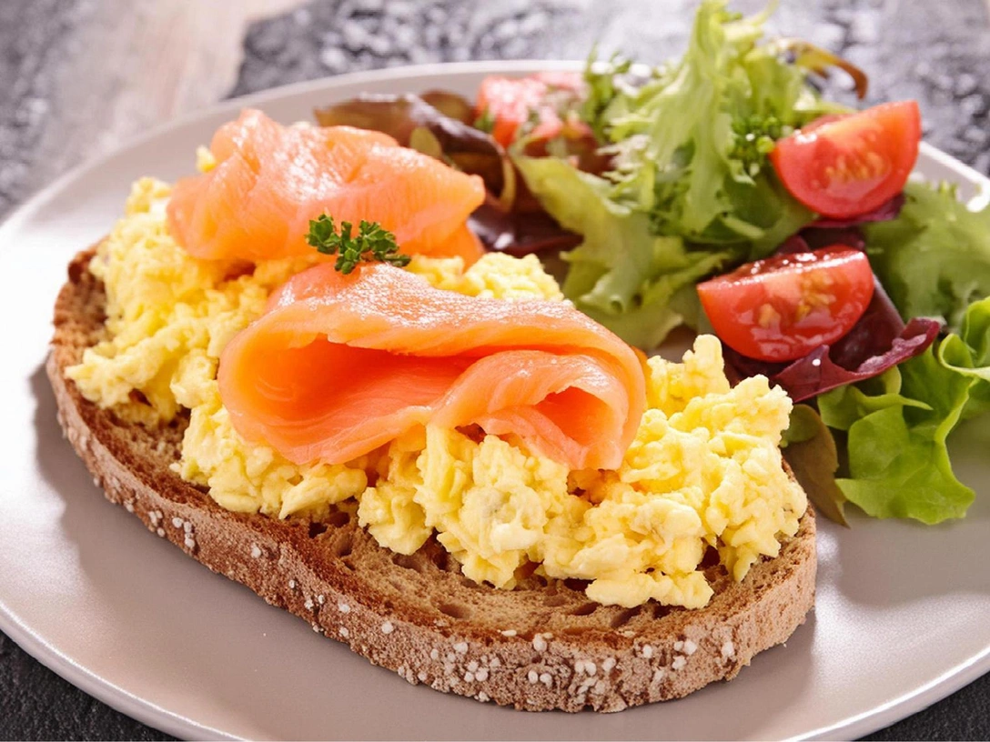 Омлет «Воздушный»: два этапа и четыре ингредиента — он станет вашим любимым завтраком | marieclaire.ru